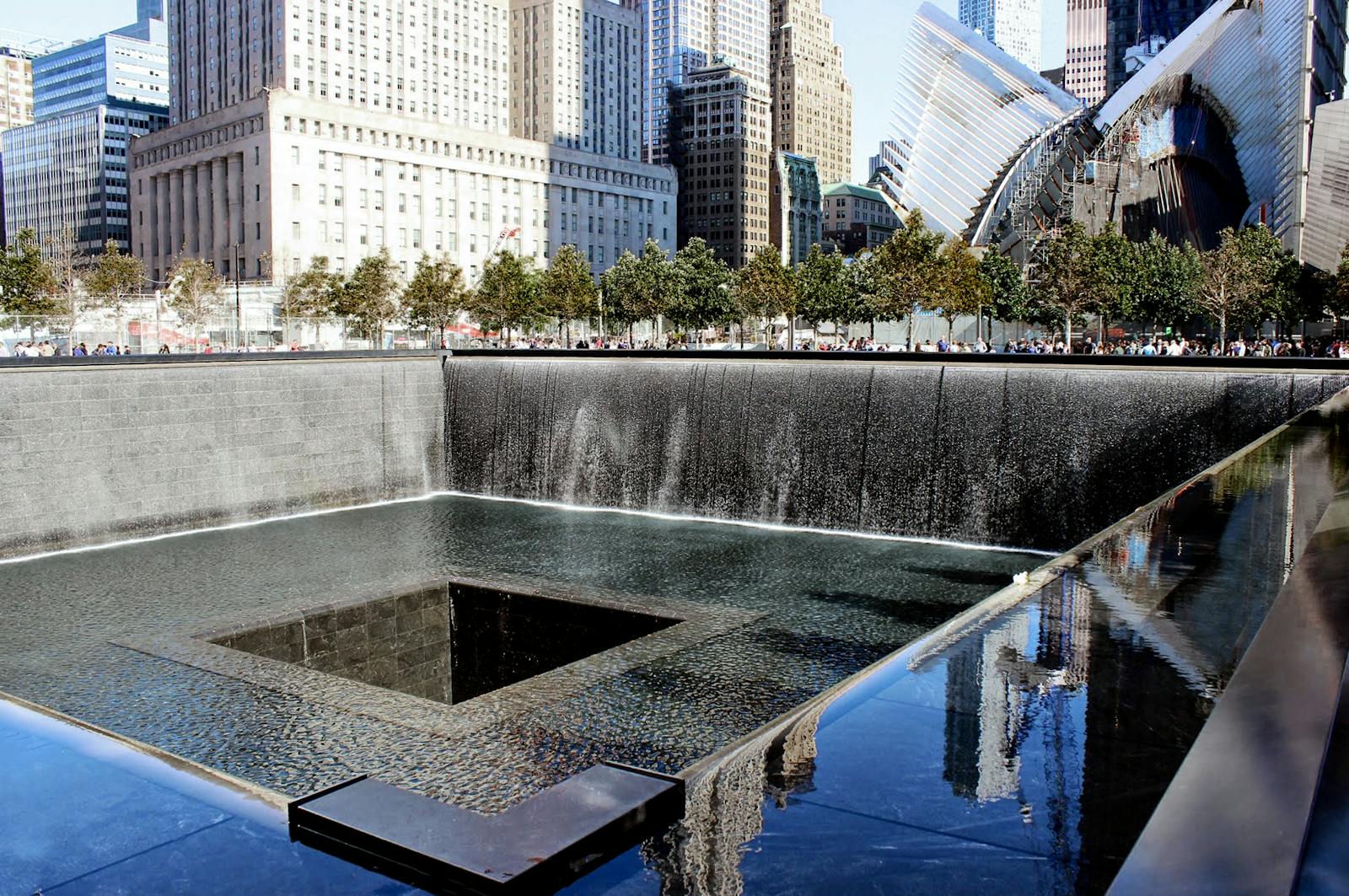 Lähikuva 9/11-muistomerkin altaasta