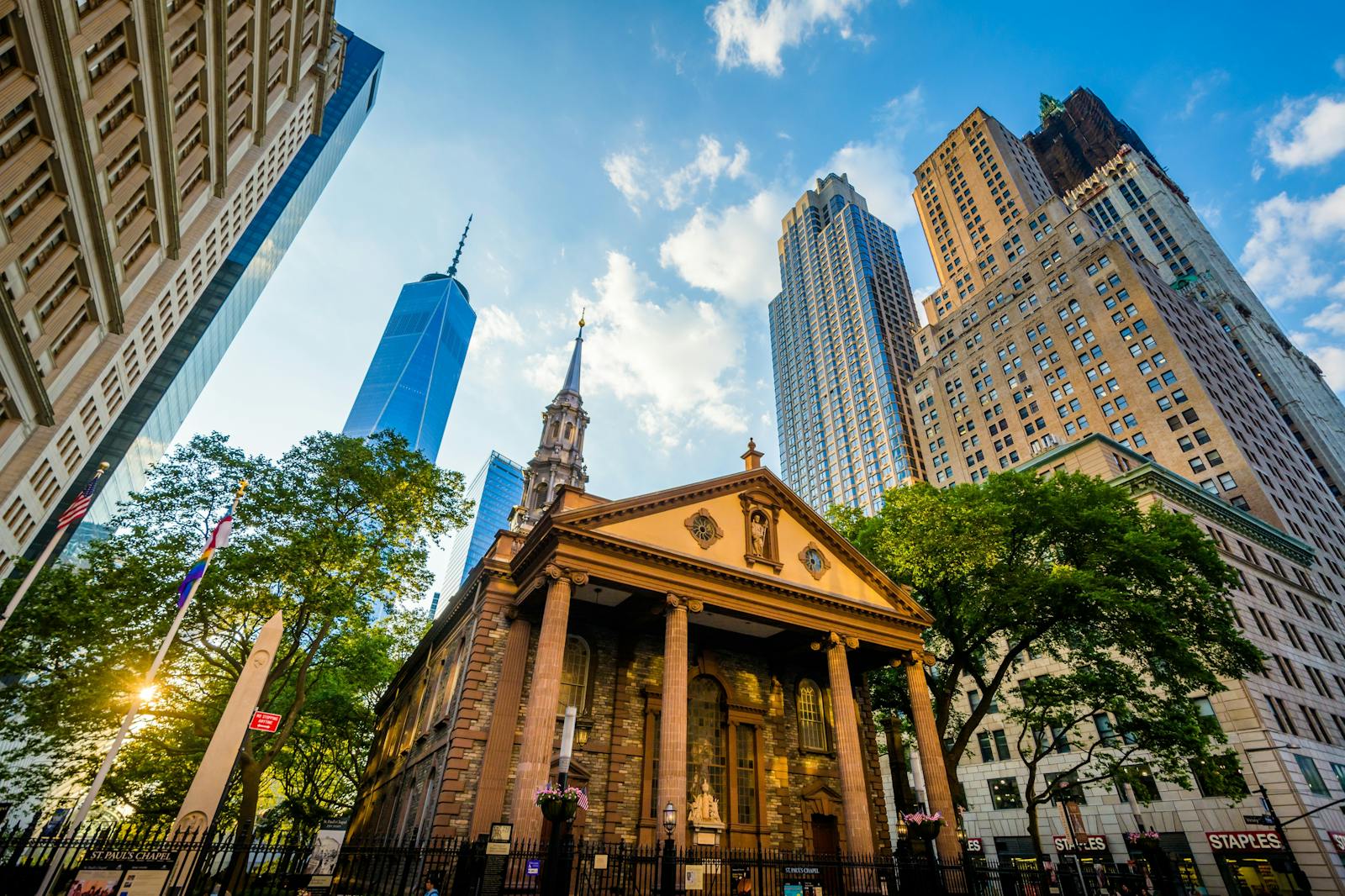 Lavt perspektiv av St. Paul's kirke med 9/11 Memorial & Museum
