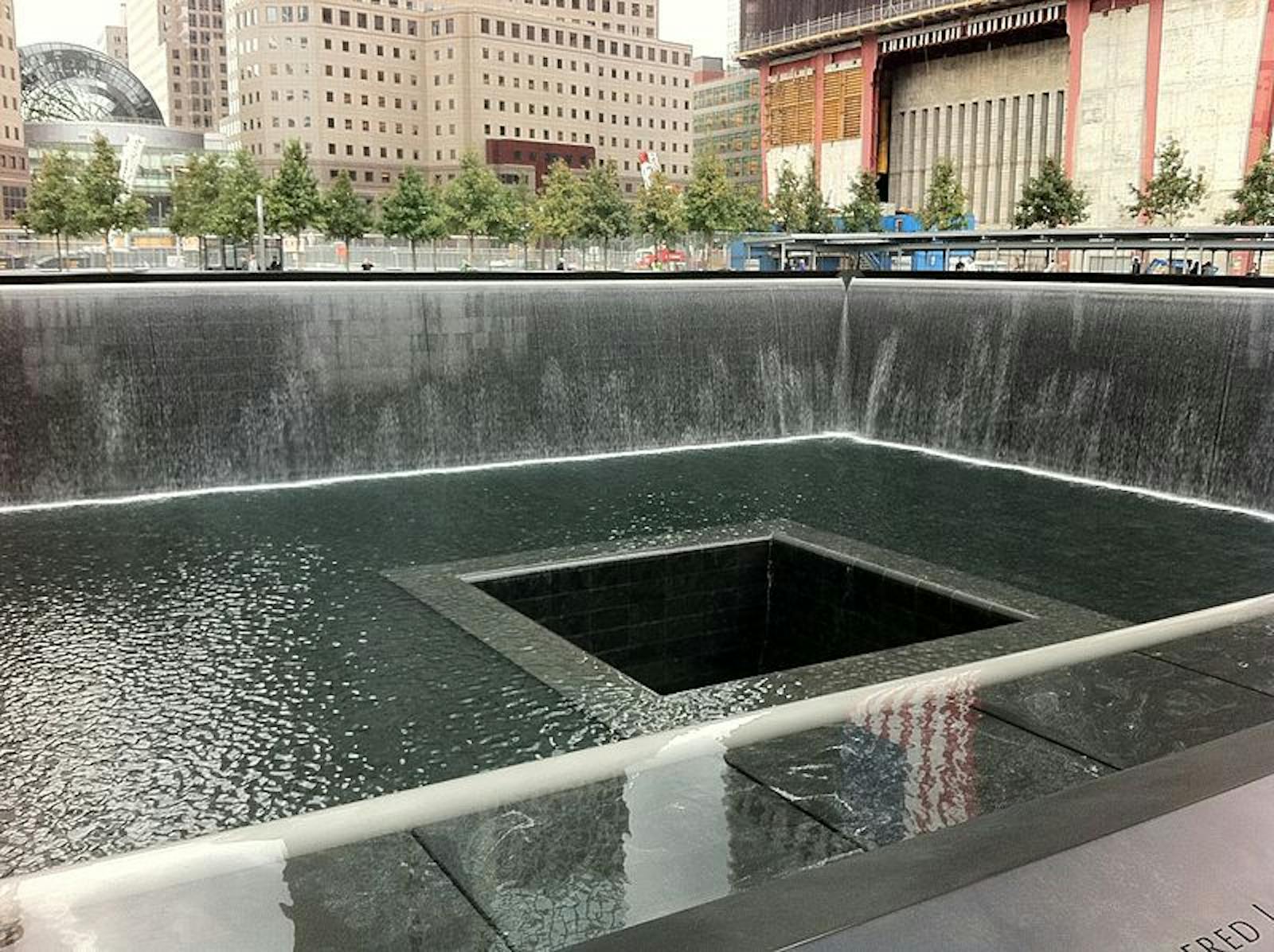 Närbild av bassängen vid 9/11 Memorial & Museum